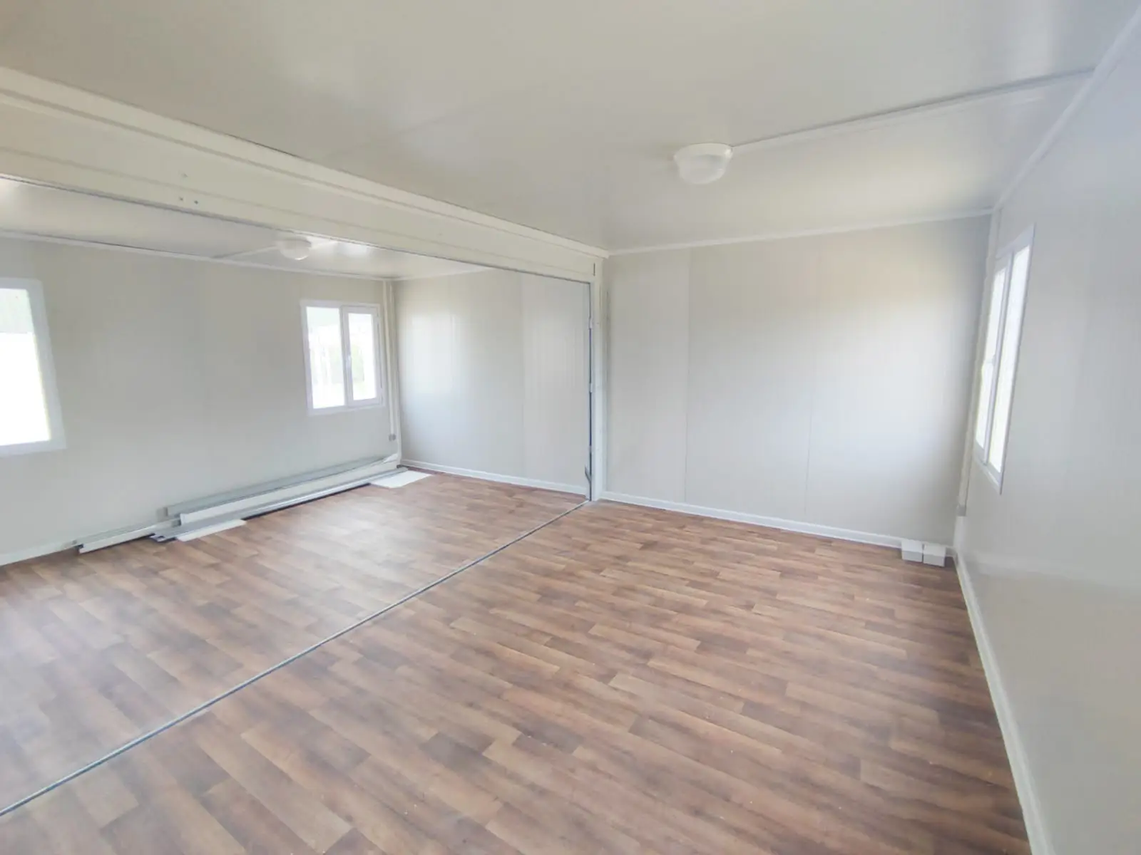 Casa Contenedor Negra con 2 Dormitorios - Imagen 4