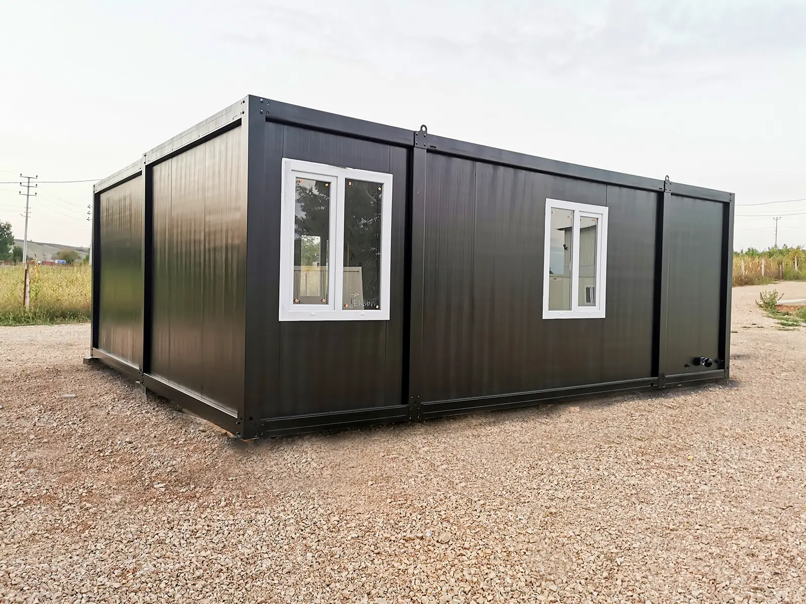 Casa Contenedor Negra con 2 Dormitorios - Imagen 2